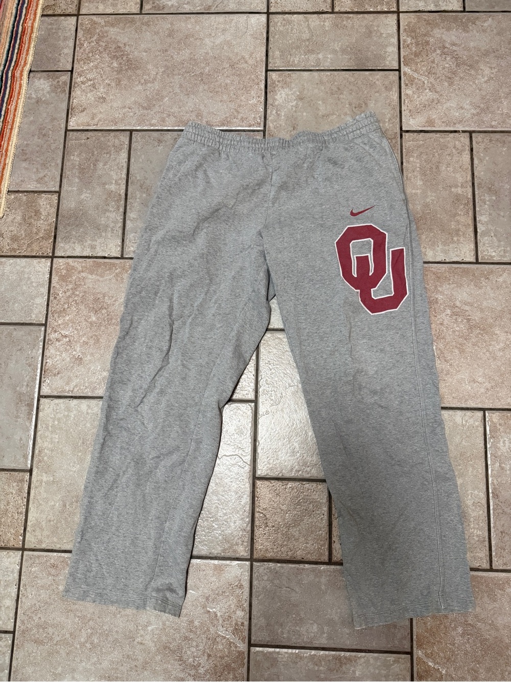 Nike Men’s Gray Sweatpants with Crimson OU Logo